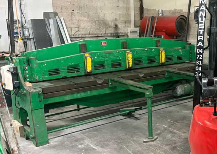 Cisaille guillotine pour la découpe de tôle