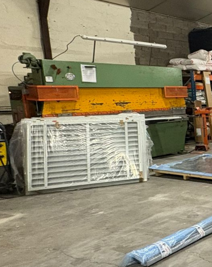 Plieuse hydraulique dans notre atelier de Lyon