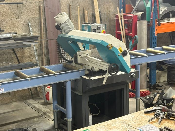 Scie à ruban pour la découpe de profilés métalliques