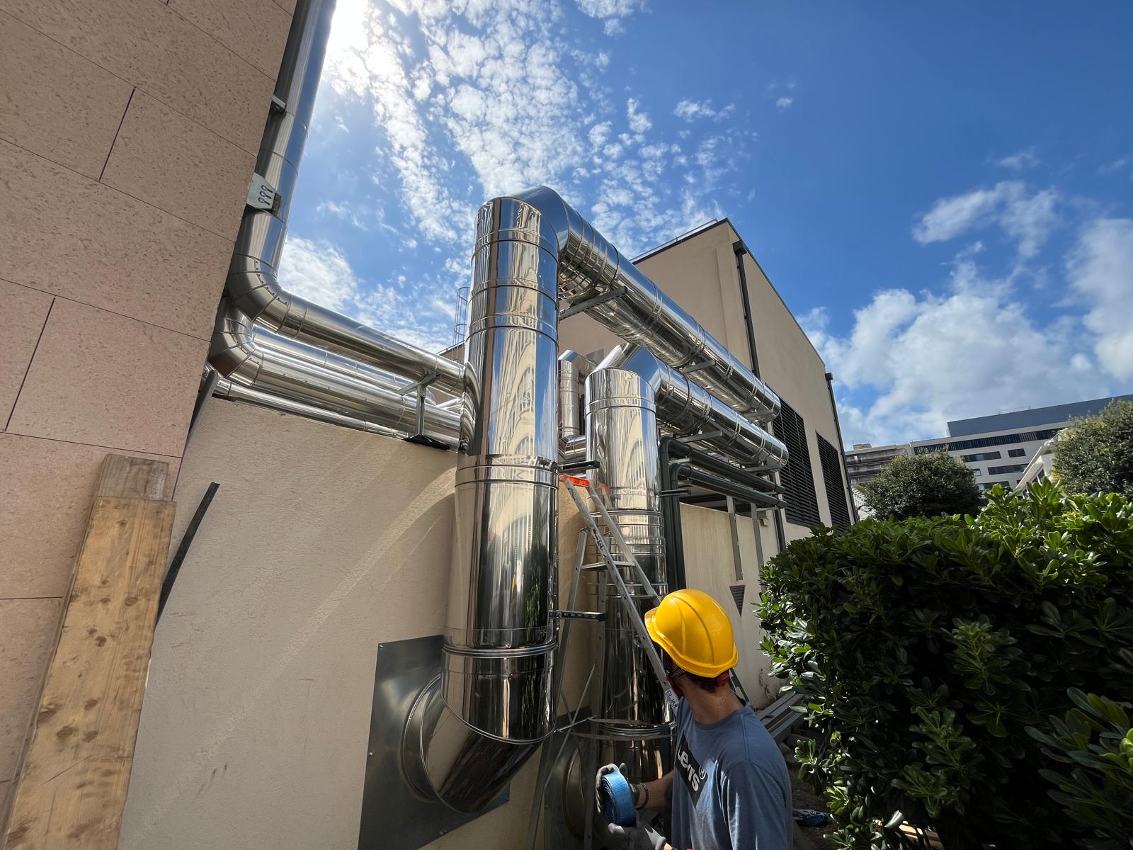 Technicien travaillant sur les réseaux en façade.