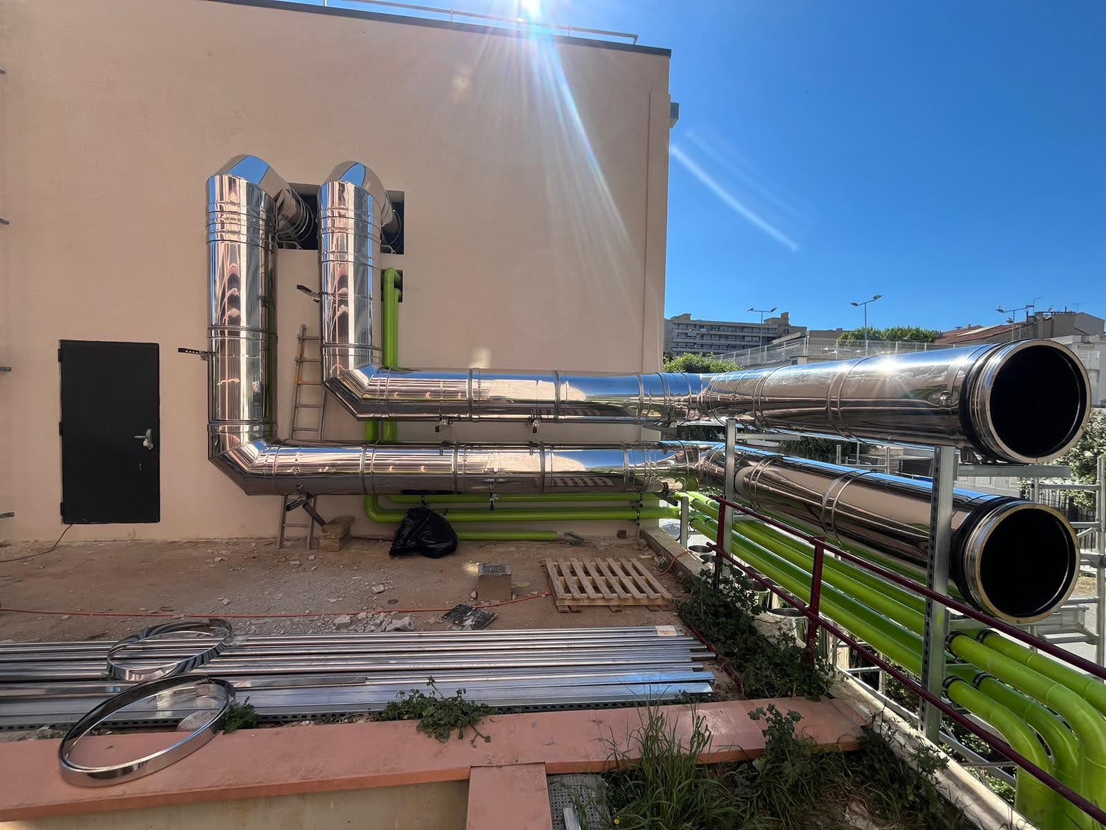Réseaux INOX et verts en façade, vue d'ensemble.