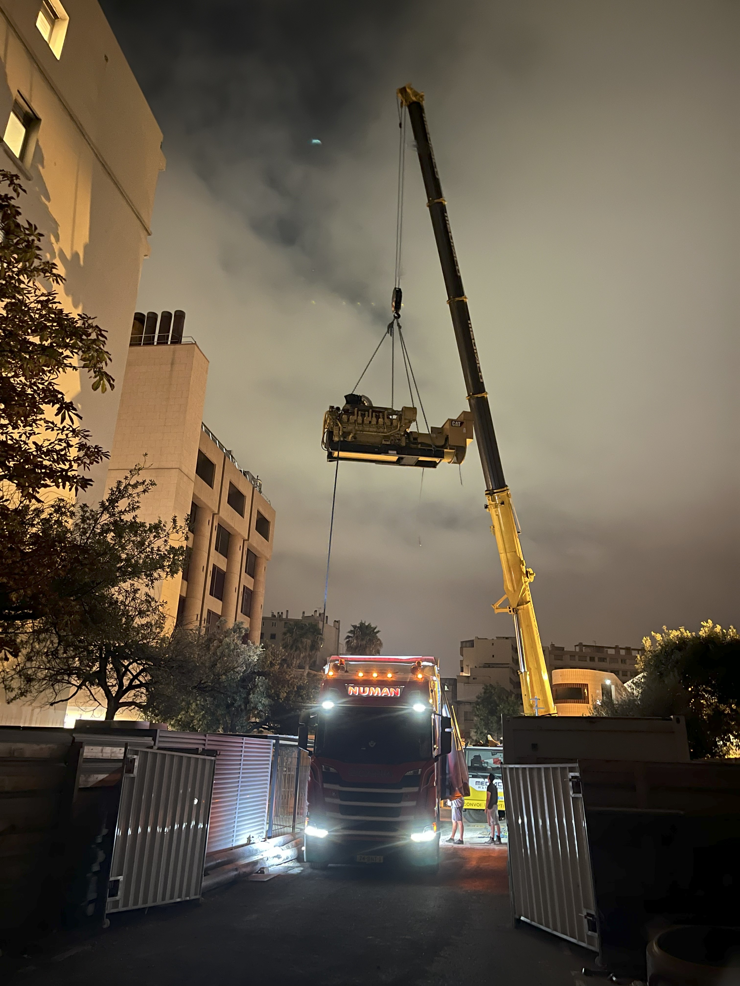 Evacuation de l'ancien groupe électrogène par grue de nuit