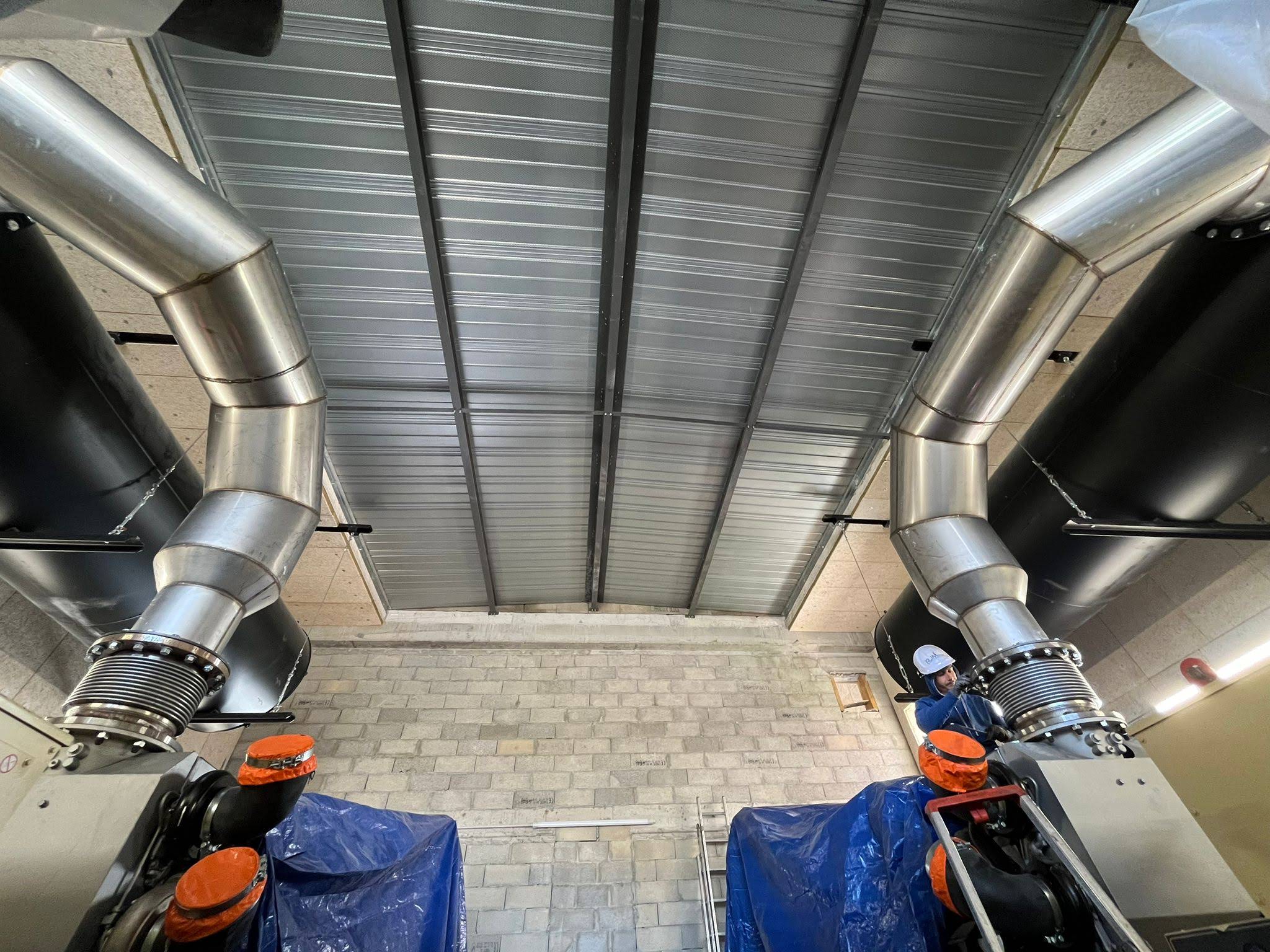 Gros plan sur les conduits INOX connectés au GE.
