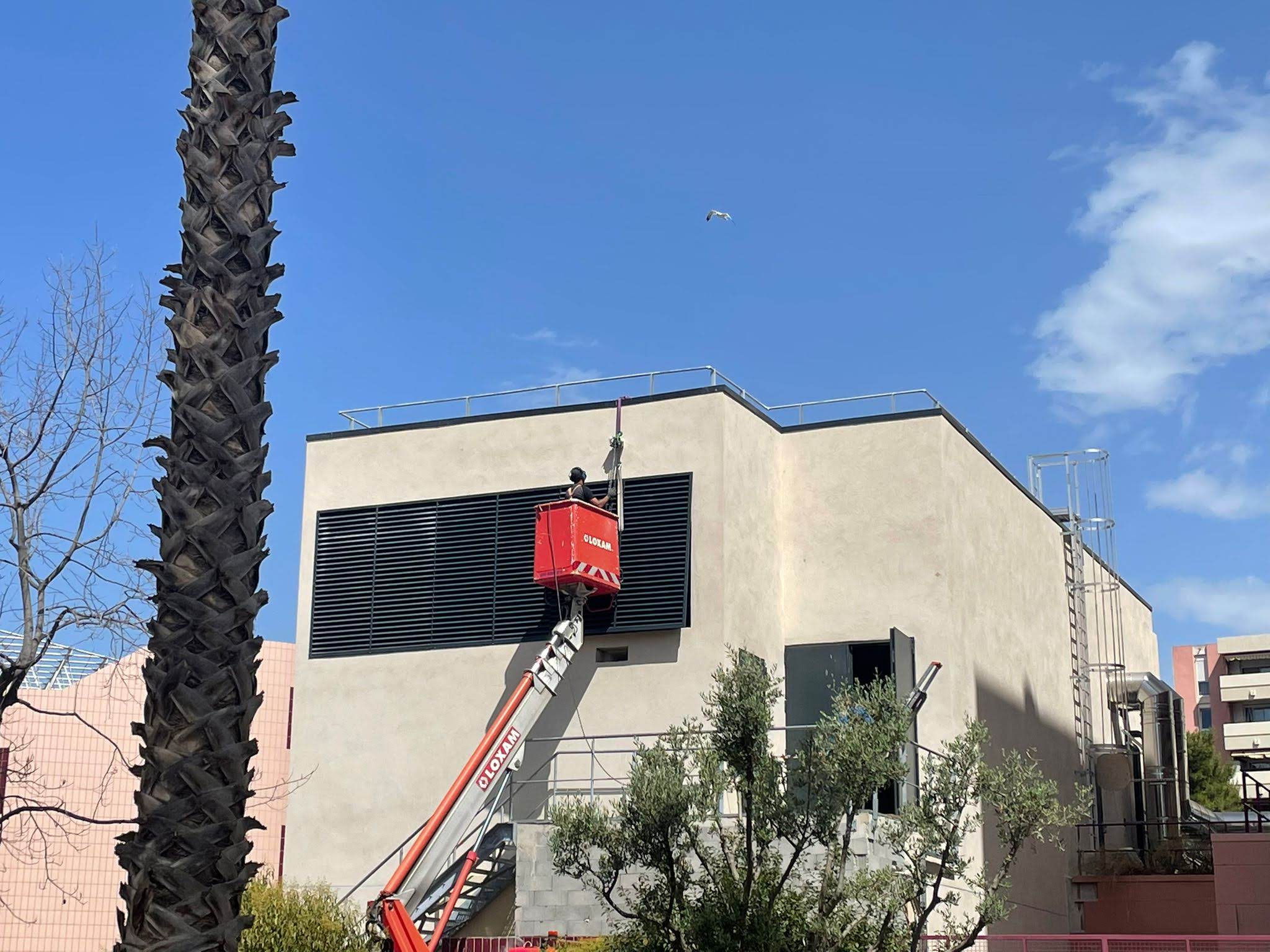 Installation des grilles/baffles en façade avec une nacelle.