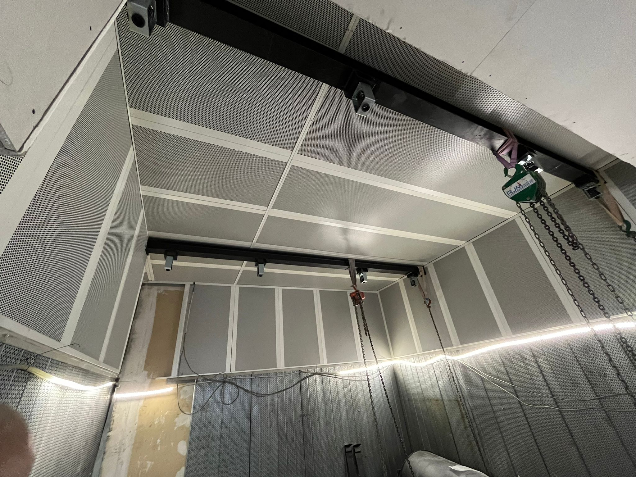 Local technique avec panneaux acoustiques et palans de levage