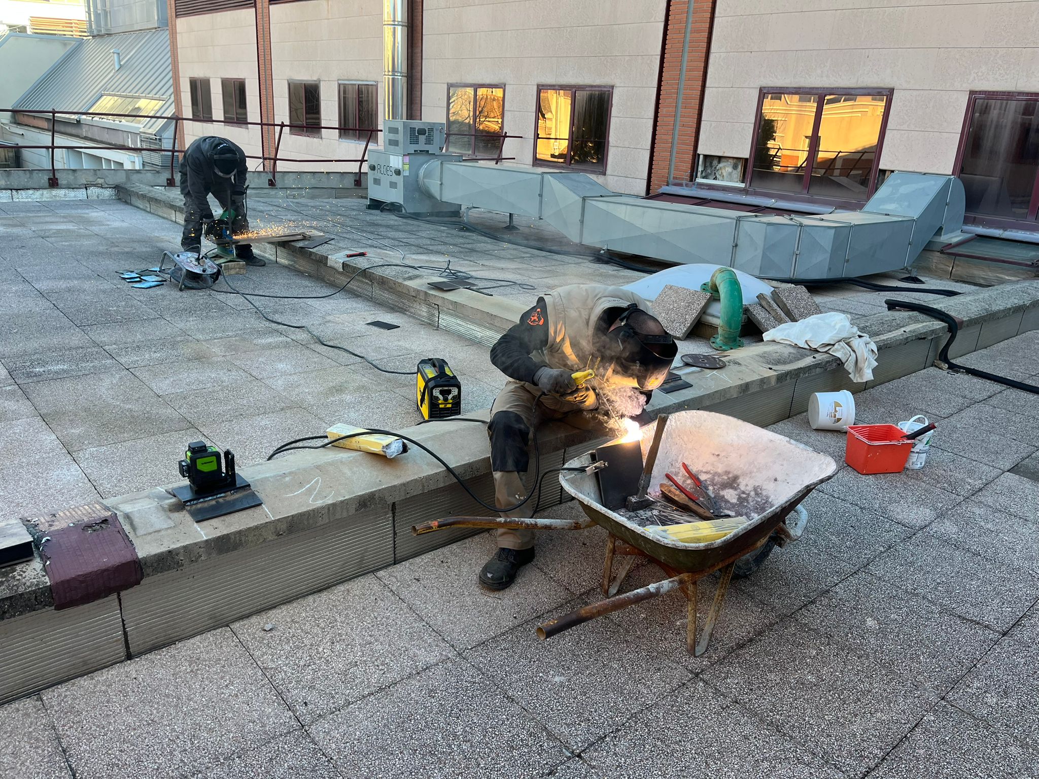 Travaux de soudure pour la structure métallique en toiture