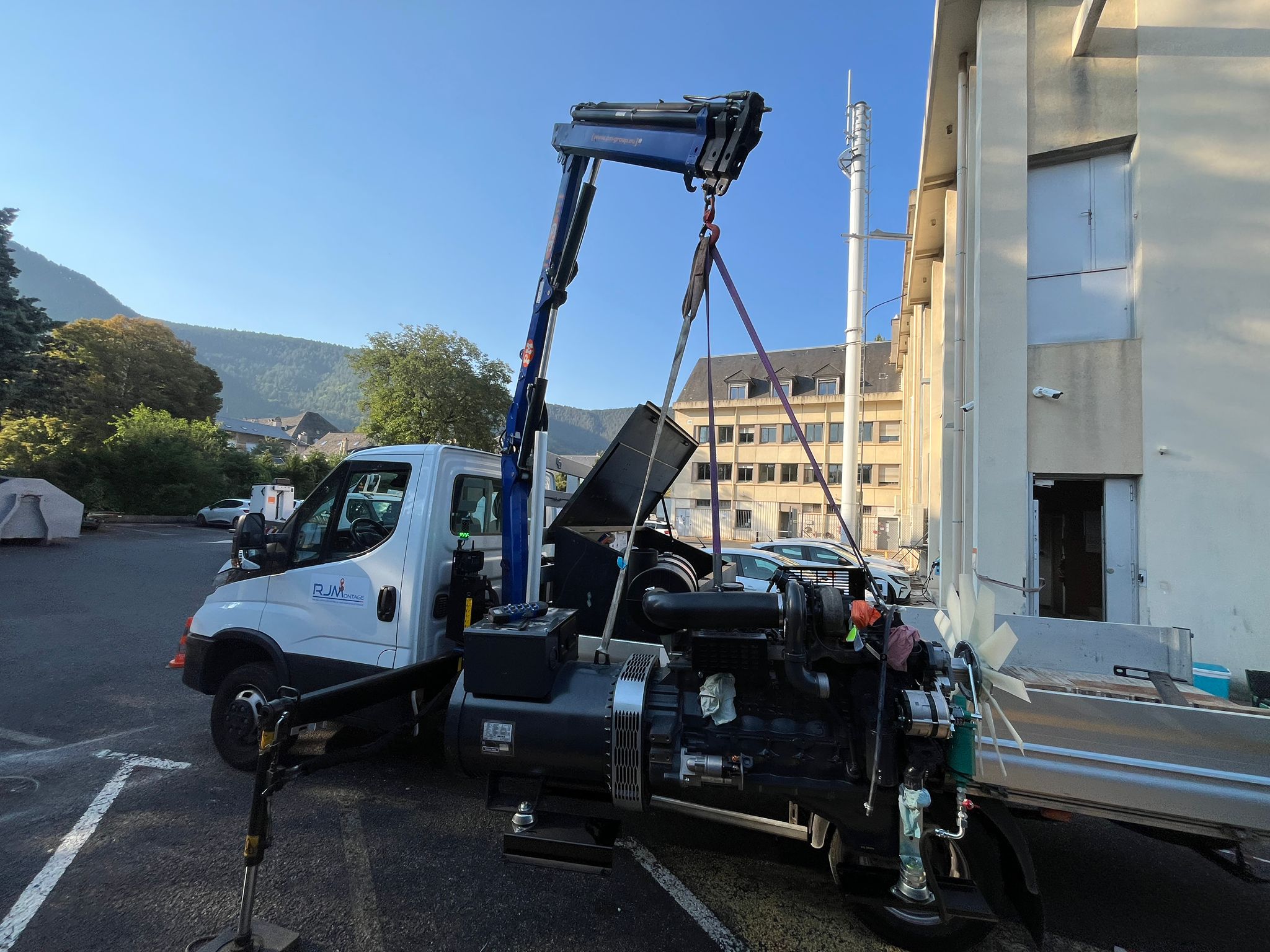 Démontage du capot et du moteur du groupe électrogène