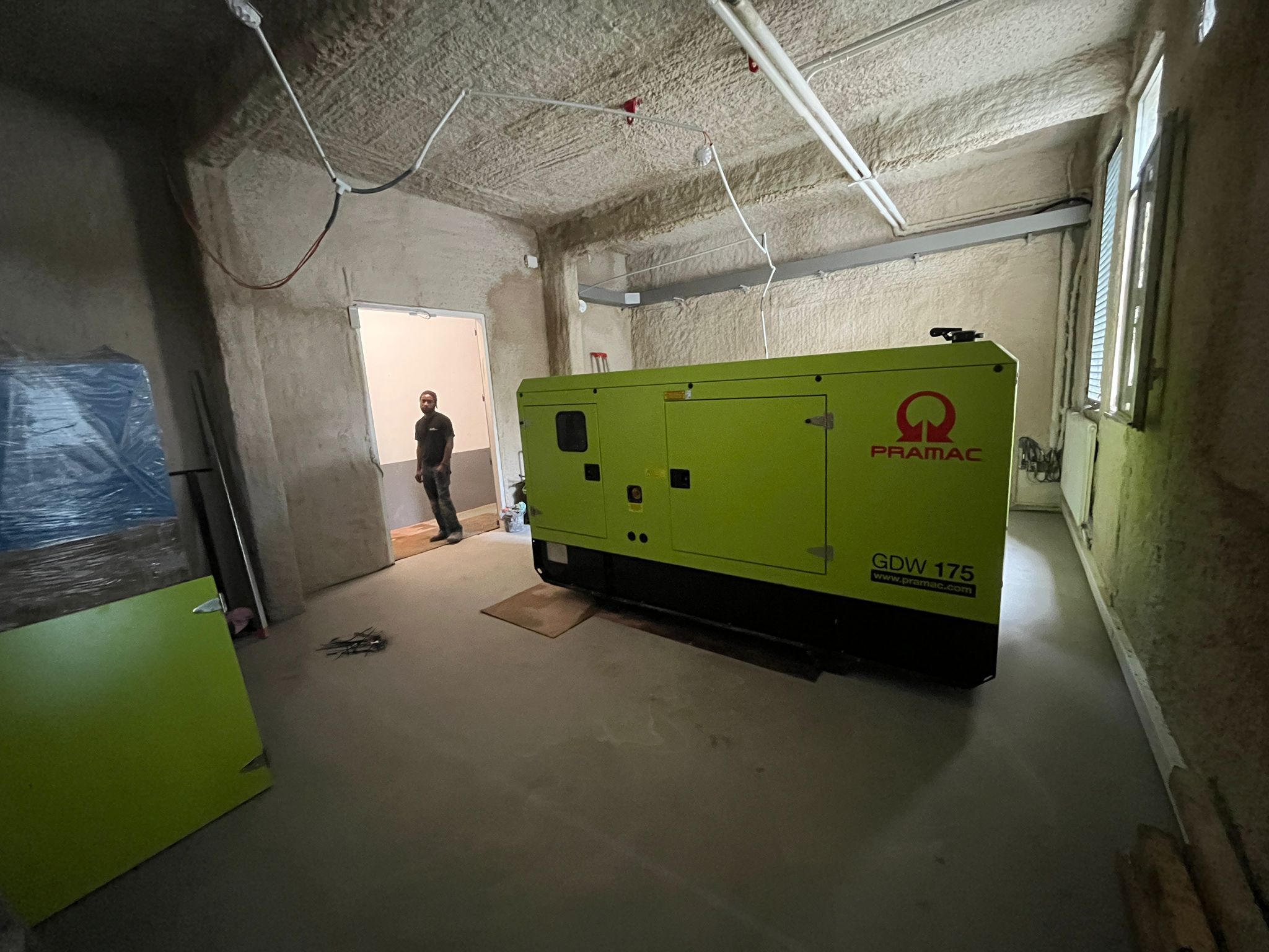 Groupe électrogène Pramac 175 KVA finalisé dans le local rénové
