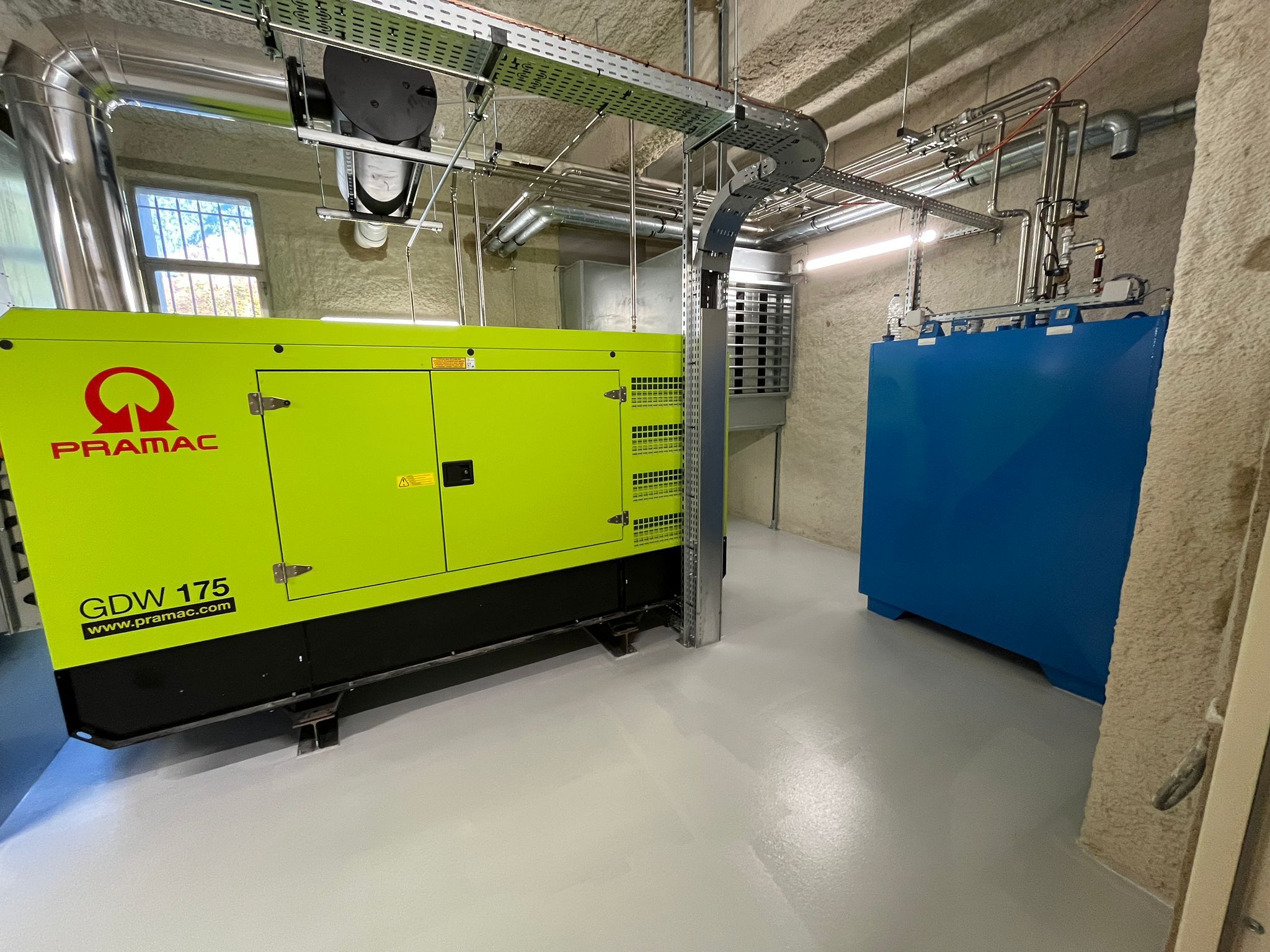 Groupe électrogène Pramac 175 KVA finalisé avec sa cuve fuel